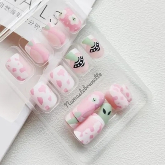 2/$16 Floral Alien Press on Nails - Picture 7 of 16